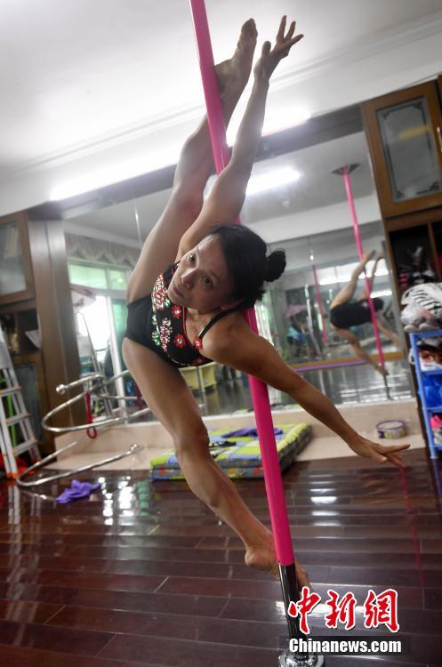 50代女性のポールダンスの道