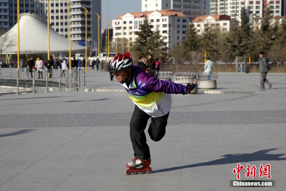 67歳のローラースケートの達人、見事なパフォーマンスを披露 青海省