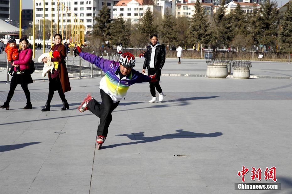 67歳のローラースケートの達人、見事なパフォーマンスを披露 青海省