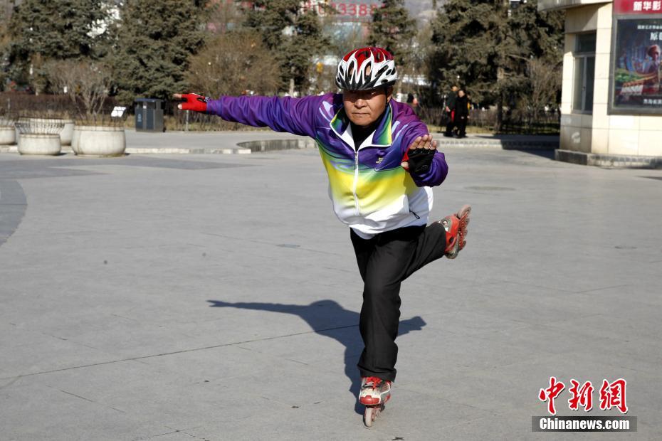 67歳のローラースケートの達(dá)人、見(jiàn)事なパフォーマンスを披露 青海省