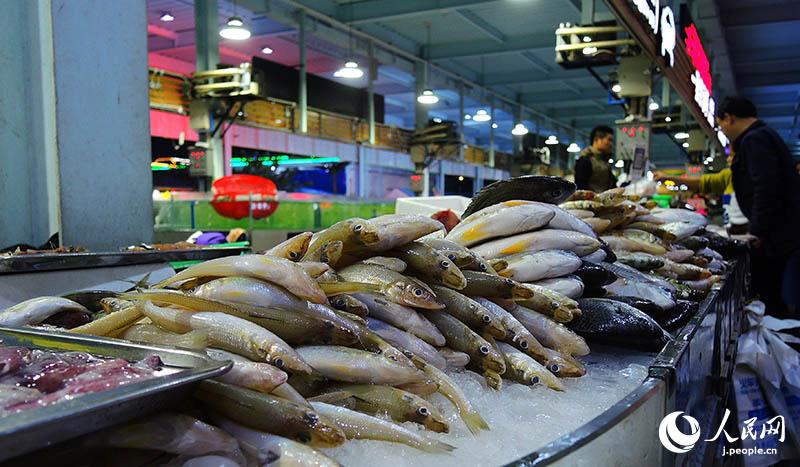 新鮮な海の幸をその場(chǎng)で選び、味わえる大型グルメ施設(shè) ?？谑?