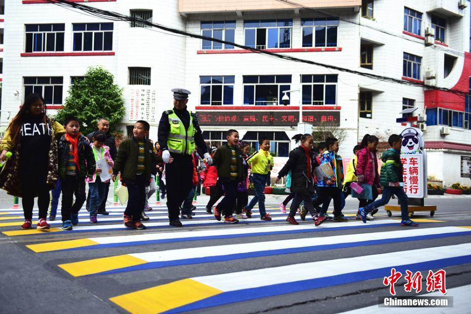 校門前に短時(shí)間駐車可能な送迎用の「パンダ停車スペース」登場(chǎng) 四川省