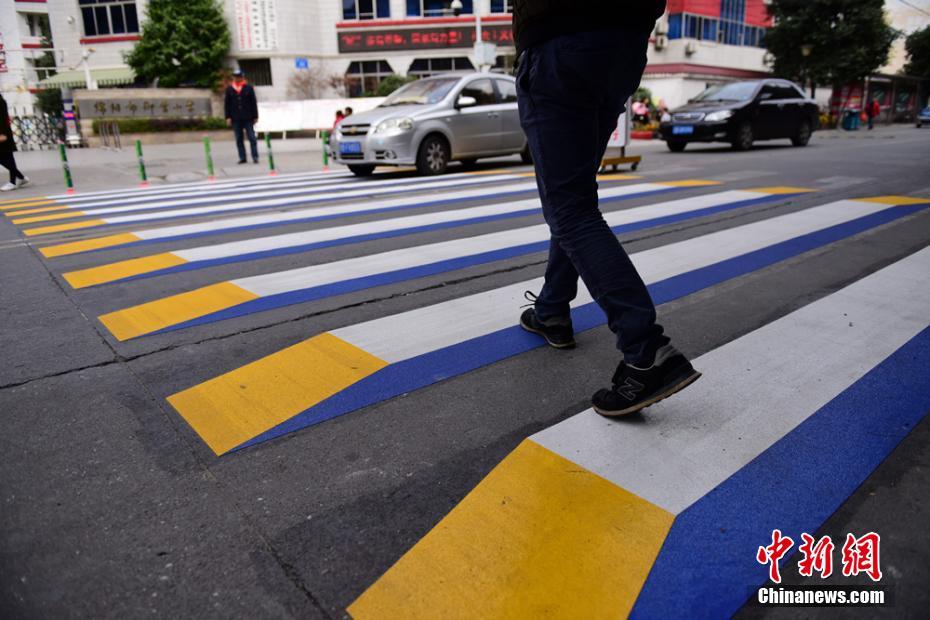 校門(mén)前に短時(shí)間駐車(chē)可能な送迎用の「パンダ停車(chē)スペース」登場(chǎng) 四川省