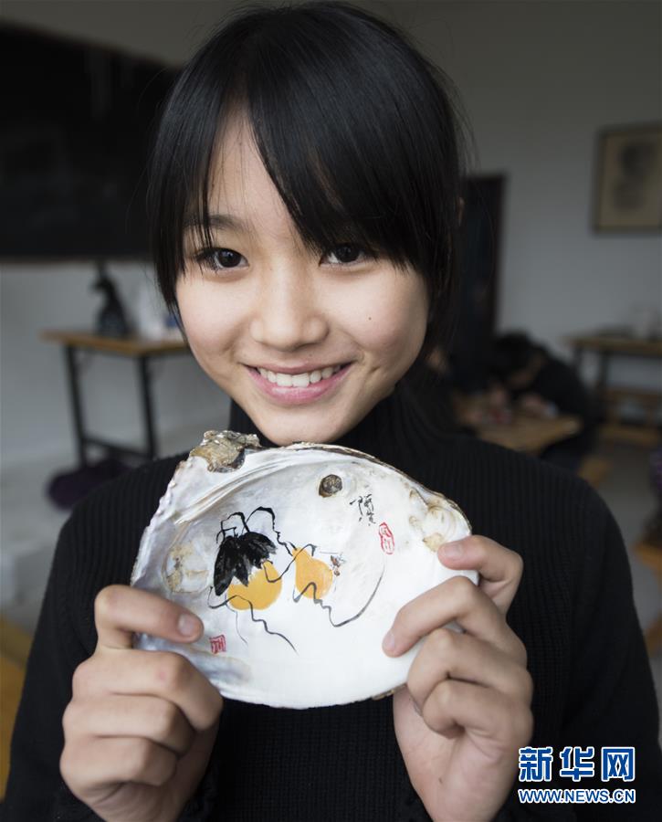 小中學(xué)生の発想力を養(yǎng)う　地元の特産を生かした民間アート「貝絵」　江西省