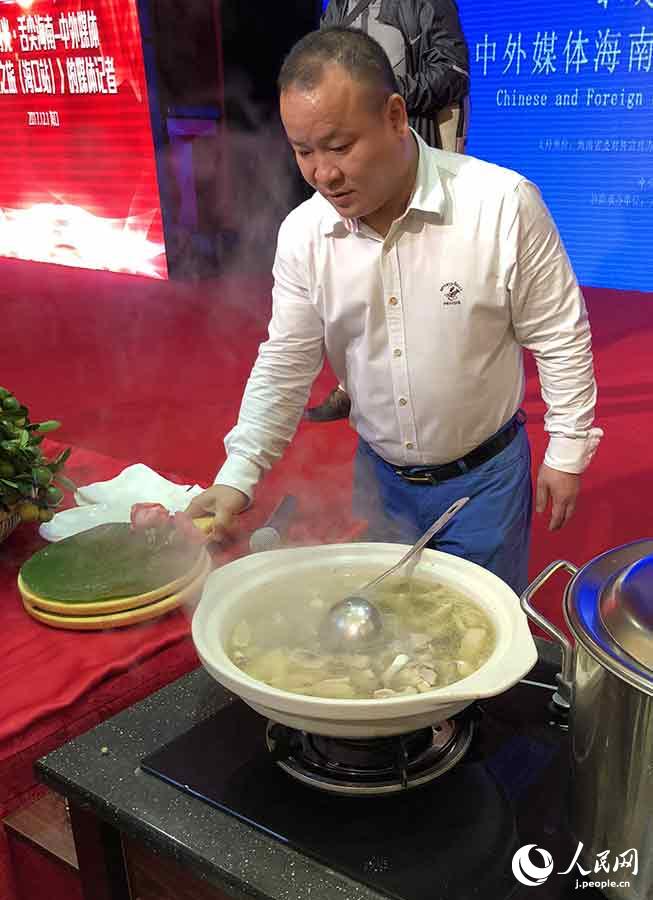 食材そのものの味を活かすことを追求した海南料理「椰子鶏」