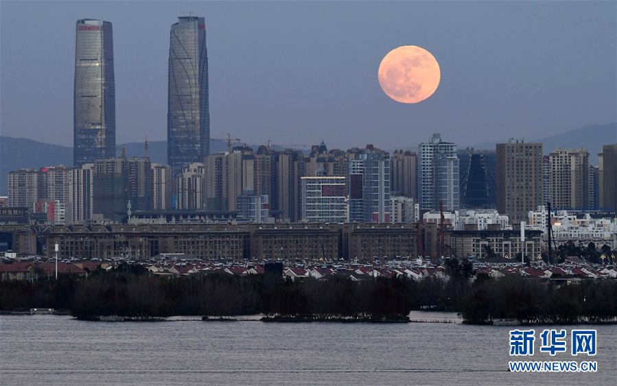 「スーパームーン」が夜空に出現(xiàn)