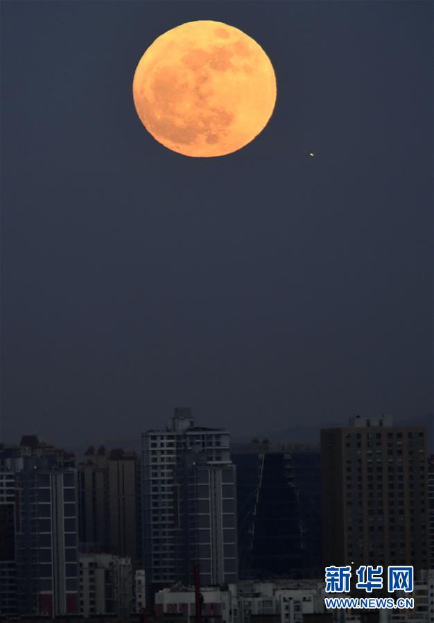 「スーパームーン」が夜空に出現(xiàn)