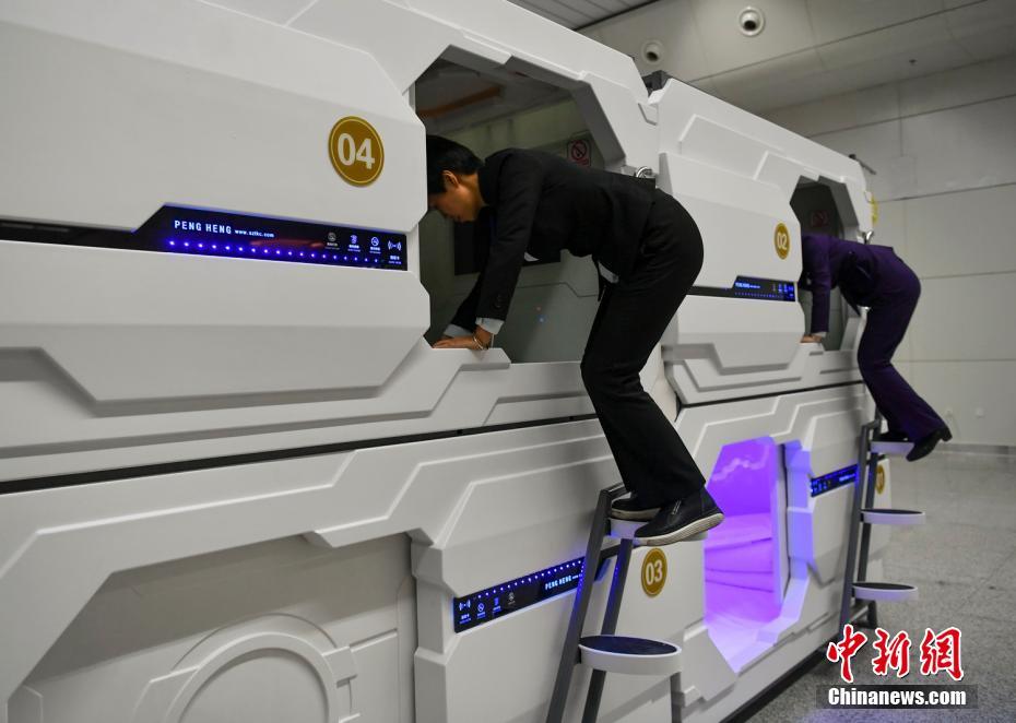 ウルムチ國際空港ターミナル3の出発ロビーに「カプセルホテル」新設(shè)