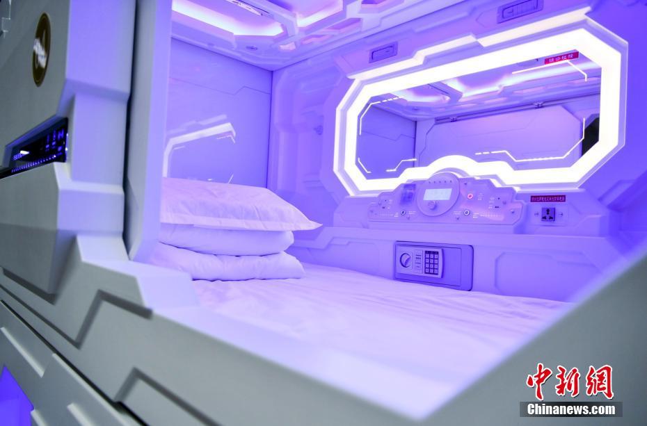 ウルムチ國(guó)際空港ターミナル3の出発ロビーに「カプセルホテル」新設(shè)