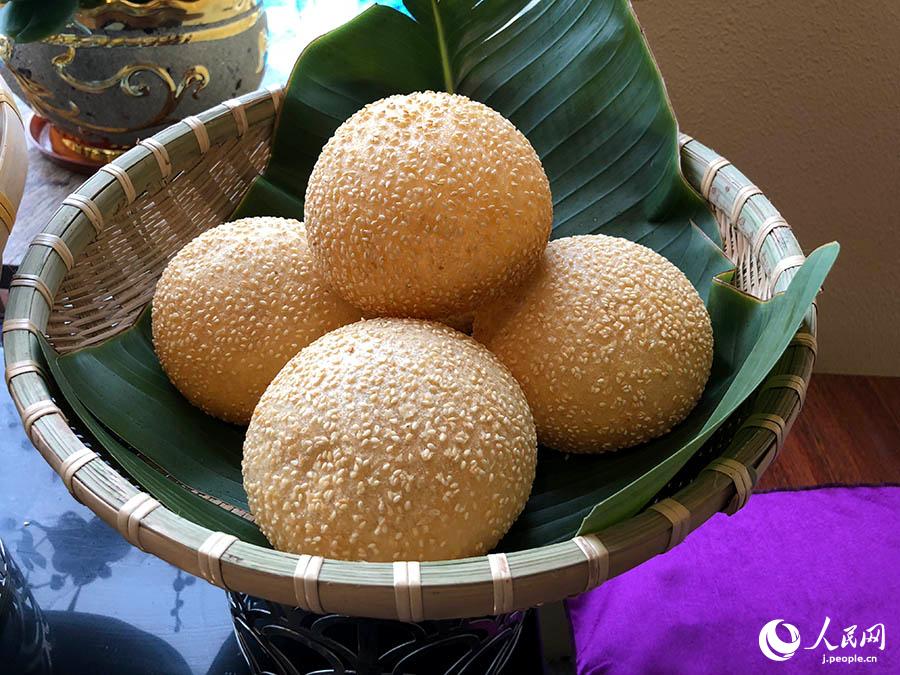 サッカーボール大の餅菓子、見(jiàn)て楽しい、食べておいしい「煎堆」