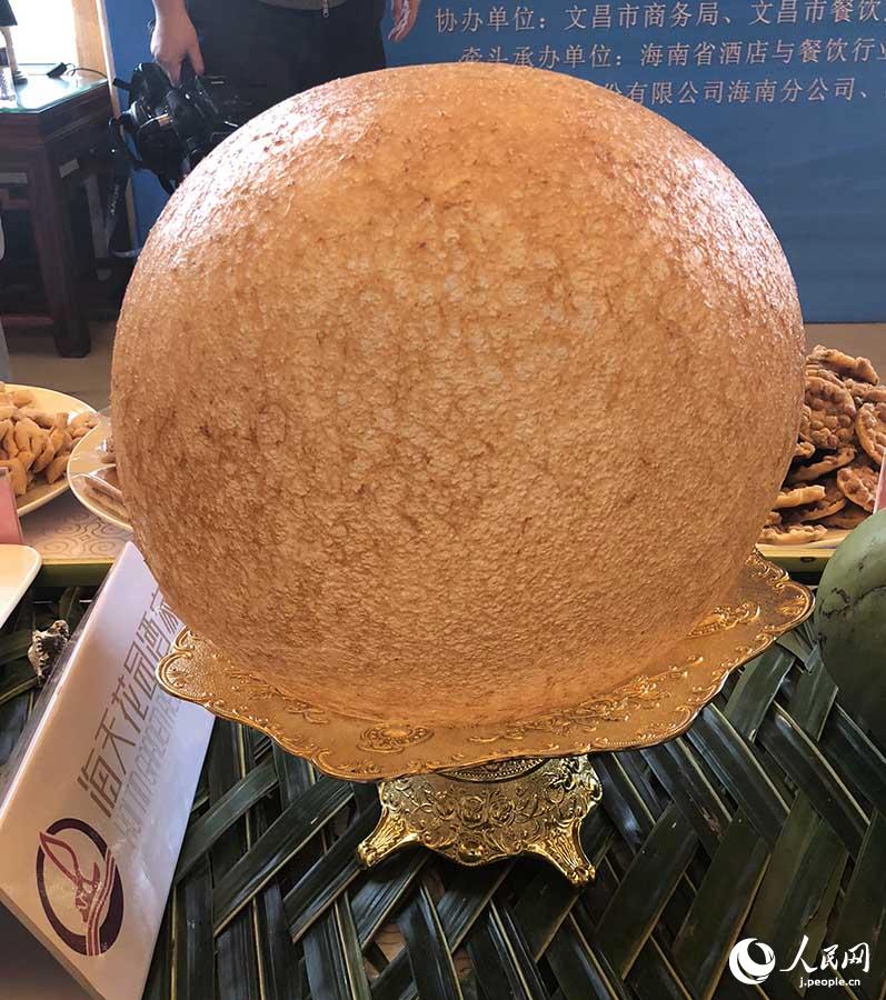 サッカーボール大の餅菓子、見て楽しい、食べておいしい「煎堆」