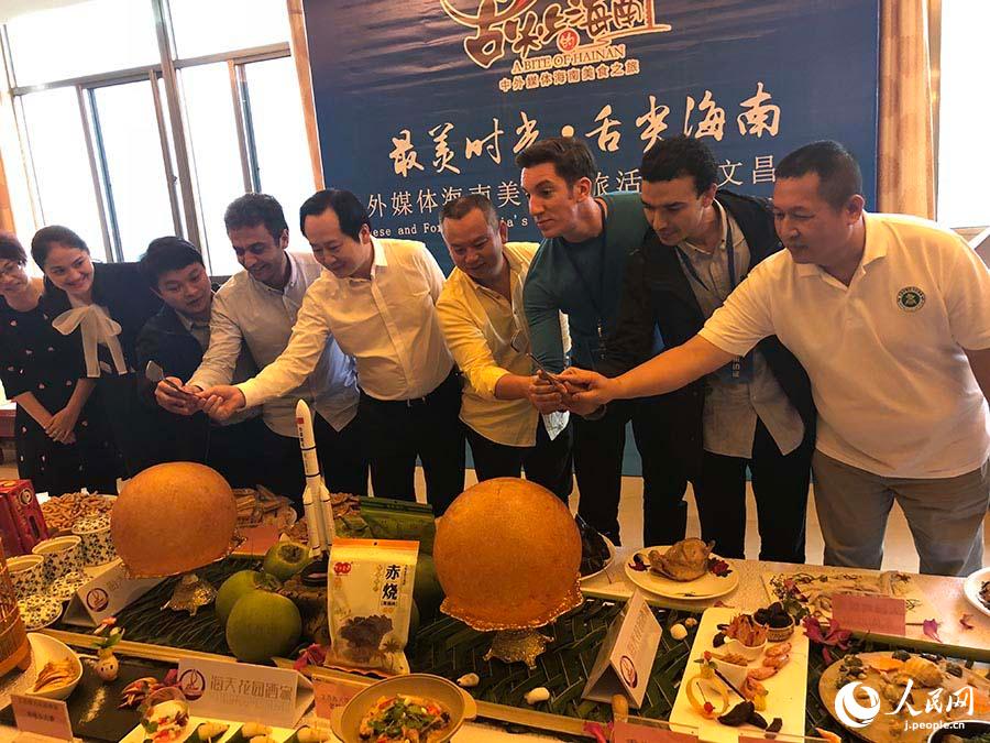 サッカーボール大の餅菓子、見て楽しい、食べておいしい「煎堆」