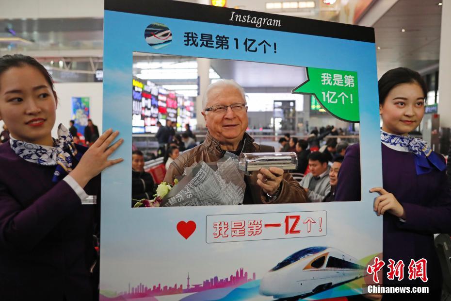 米國(guó)人観光客、上海の鉄道駅の今年第1億人目の乗客に