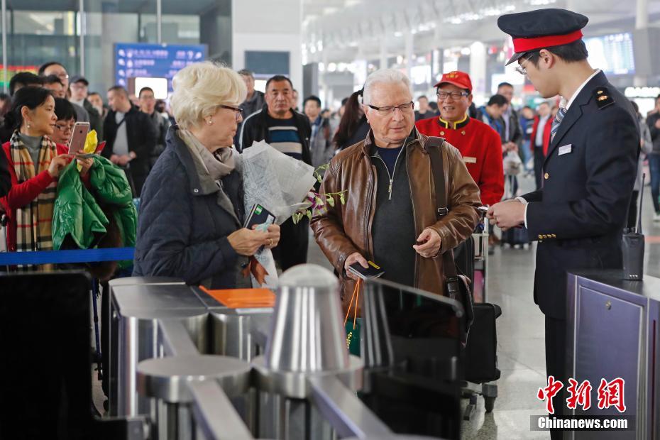 米國人観光客、上海の鉄道駅の今年第1億人目の乗客に