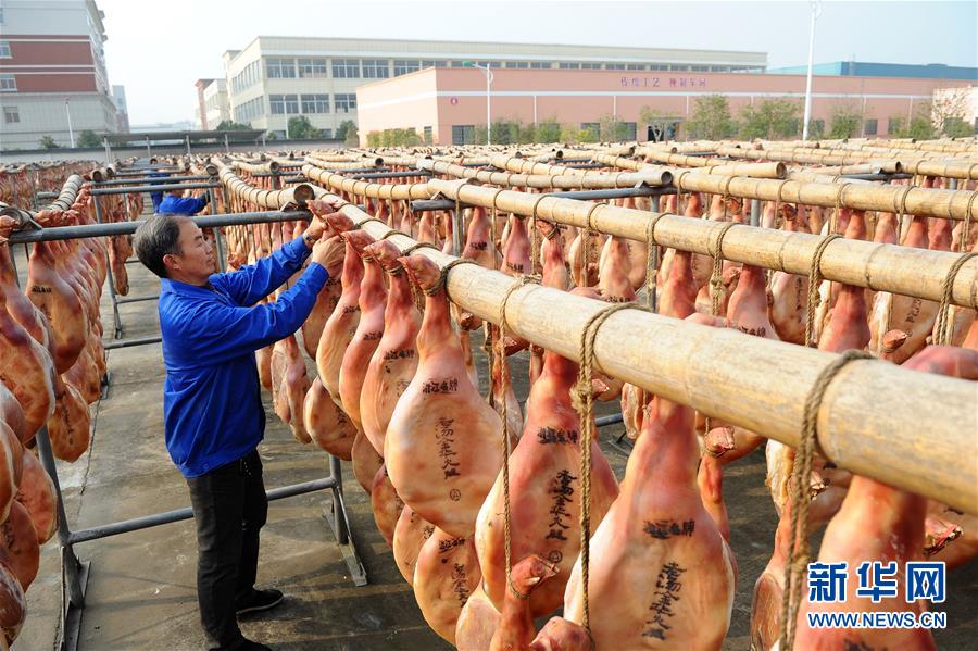 冬の太陽の下、「日光浴」をする金華ハム　浙江省