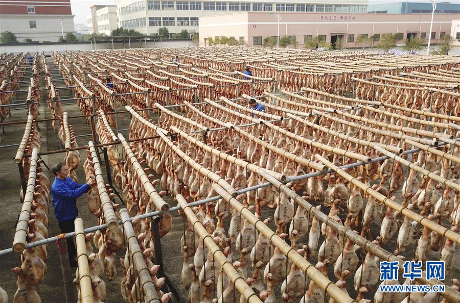 冬の太陽の下、「日光浴」をする金華ハム　浙江省