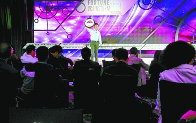 12月5日、南京快輪智能科技有限公司の創(chuàng)業(yè)者でCEOの劉峰氏が「フォーチュン?ブレインストームTECHインターナショナル」で內(nèi)側(cè)が空洞になった電動(dòng)一輪車を展示した。