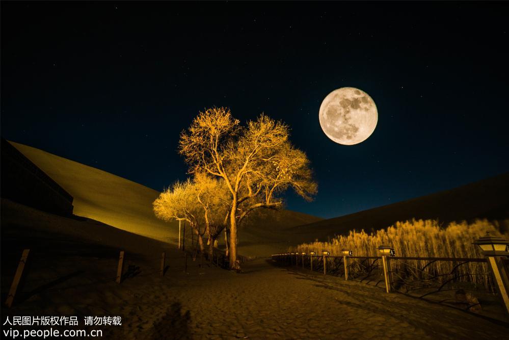 ゴビ砂漠に現(xiàn)れた「スーパームーン」　甘粛省