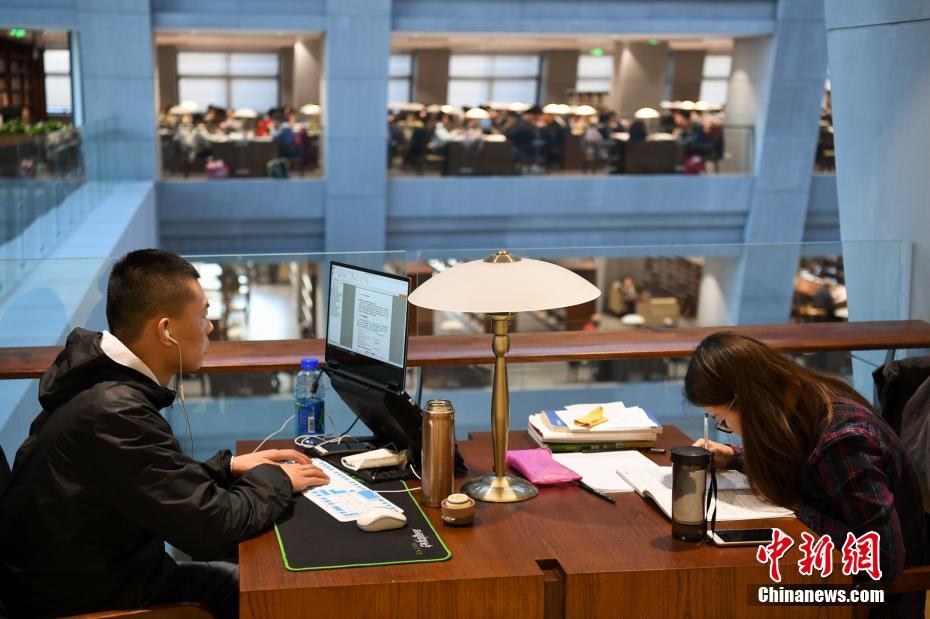 受験生たちで溢れかえる図書館の自習(xí)室　山西省