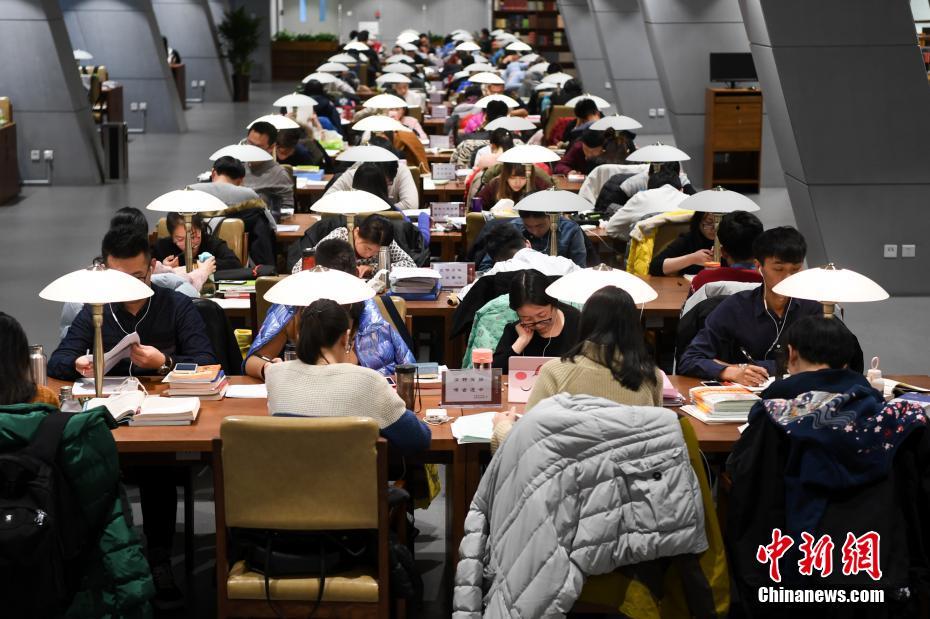 受験生たちで溢れかえる図書館の自習(xí)室　山西省
