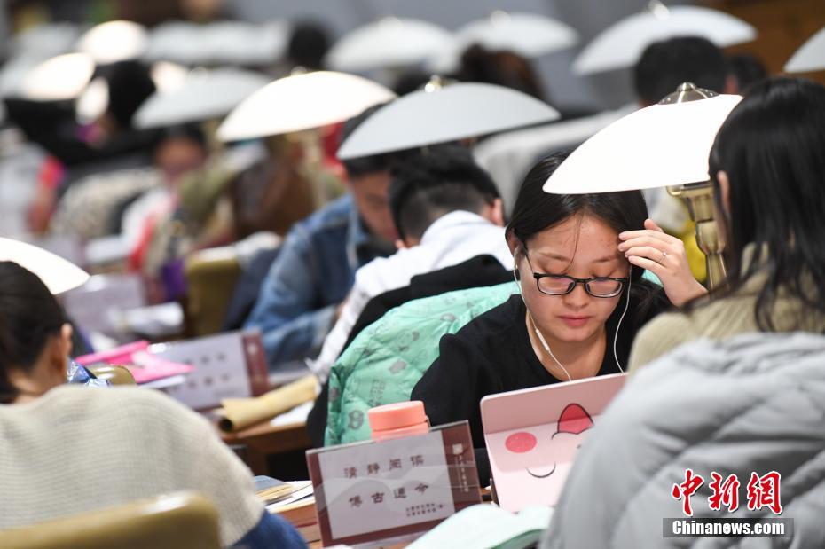 受験生たちで溢れかえる図書(shū)館の自習(xí)室　山西省