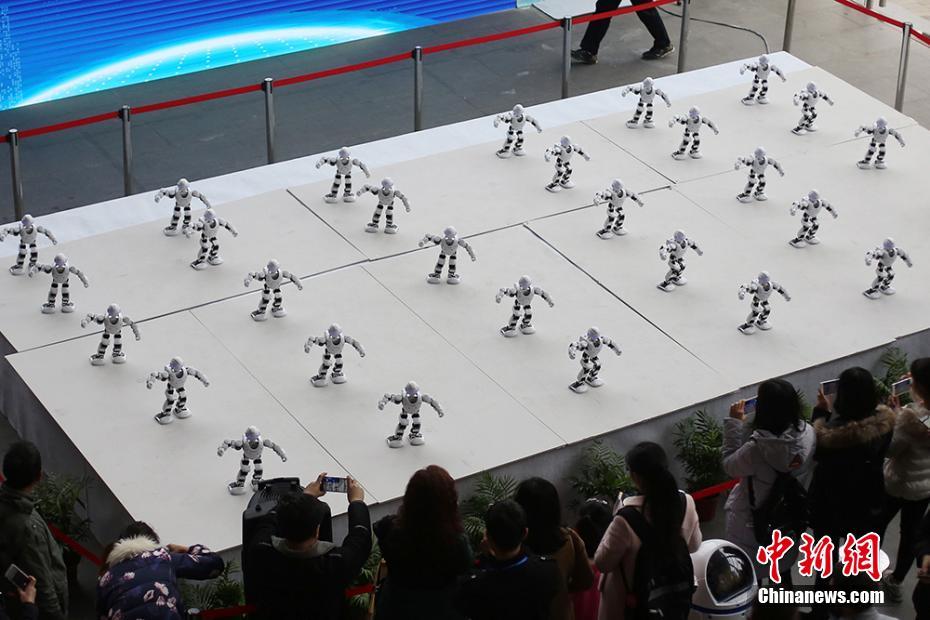 ロボットによる「広場ダンス」パフォーマンス 世界スマート製造大會2017