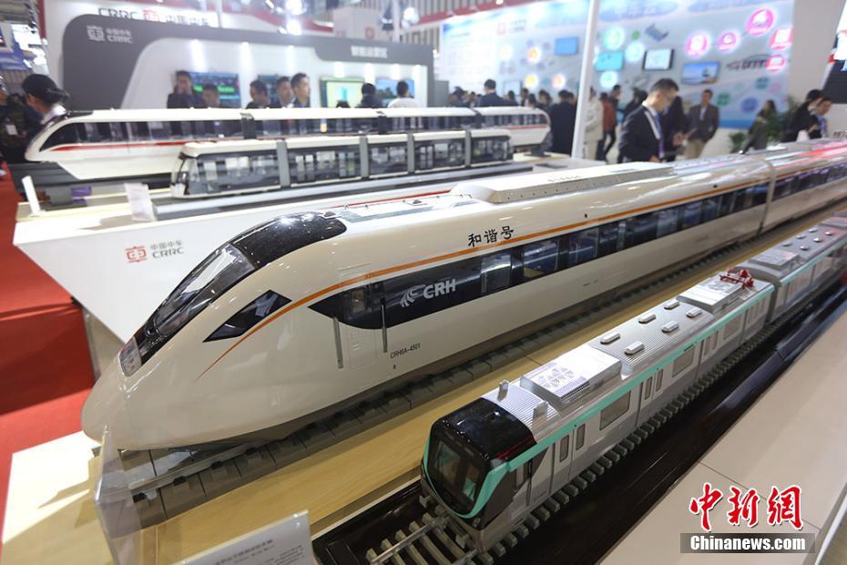 ロボットによる「広場ダンス」パフォーマンス 世界スマート製造大會2017