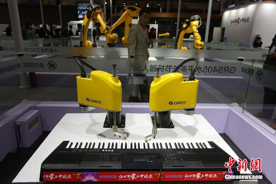 ロボットによる「広場(chǎng)ダンス」パフォーマンス 世界スマート製造大會(huì)2017