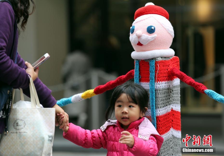 香港の街中に彩り添える　ガードパイプを飾る手編みのクリスマスキャラ