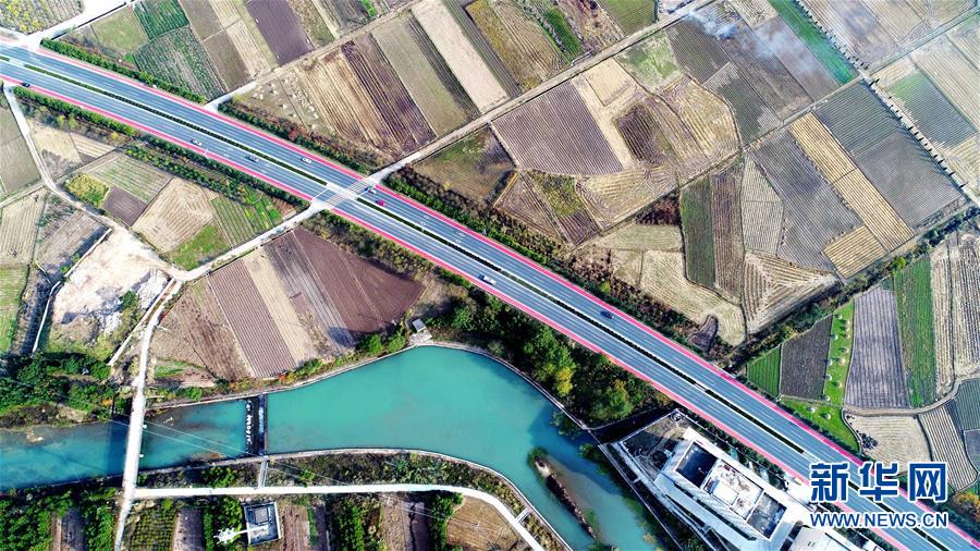 道路に明るい彩り添える　浙江省の省道にカラフルな自転車(chē)専用レーン登場(chǎng)