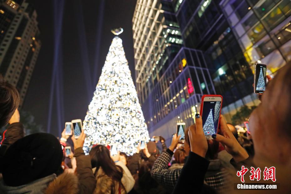 上海の街中に高さ23メートルのクリスマスツリー點燈