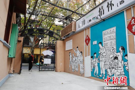 上海風(fēng)アートで路地の壁に昔ながらの上海の暮らし描く　