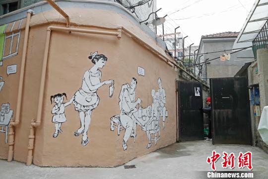 上海風(fēng)アートで路地の壁に昔ながらの上海の暮らし描く　
