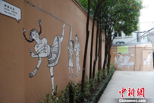 上海風(fēng)アートで路地の壁に昔ながらの上海の暮らし描く　
