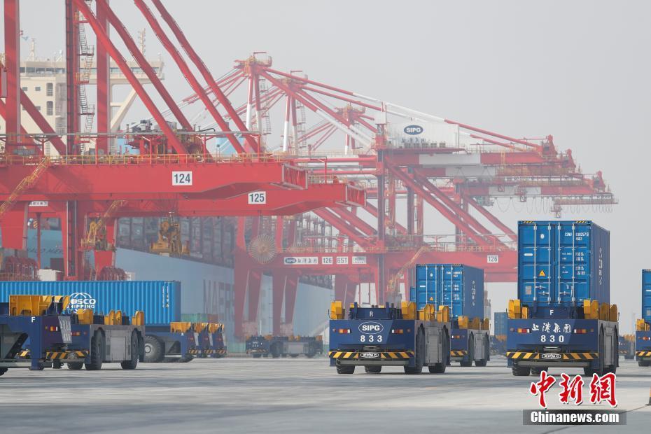 世界最大の自動化埠頭、試験稼働を開始