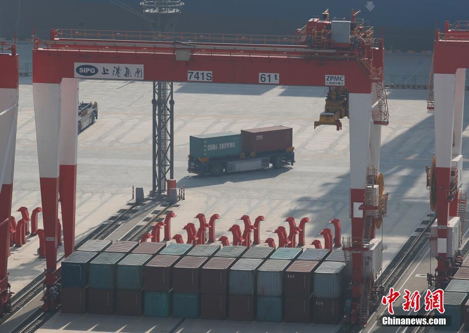 世界最大の自動化埠頭、試験稼働を開始