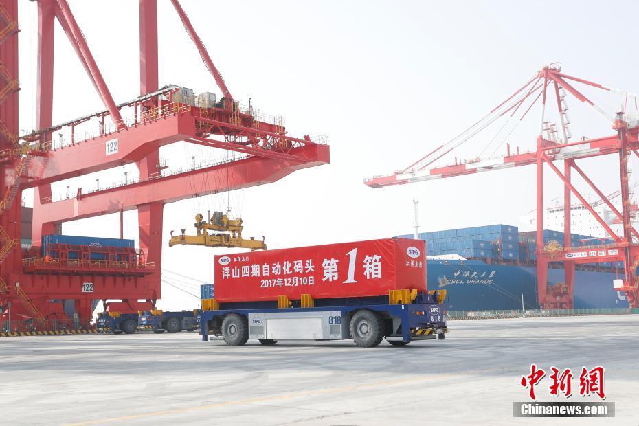 世界最大の自動化埠頭、試験稼働を開始