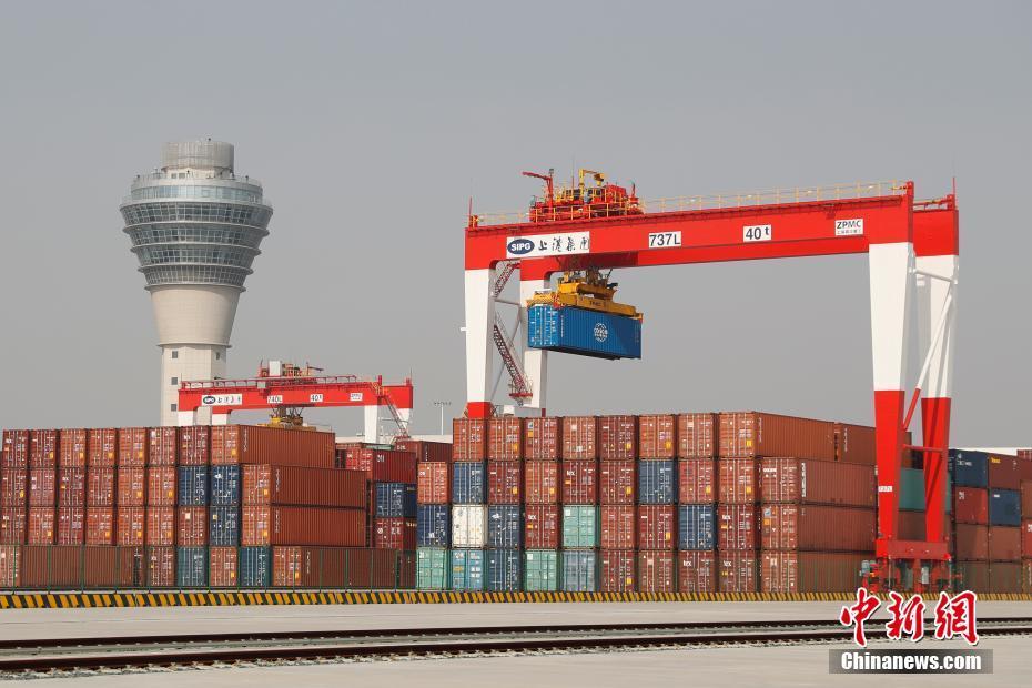 世界最大の自動(dòng)化埠頭、試験稼働を開始