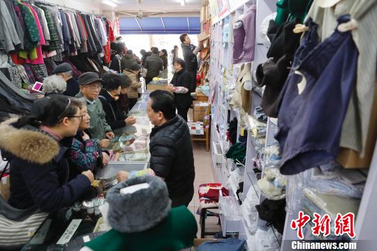 様々なコートと組み合わせ可能な「つけ襟」　上海で復(fù)活