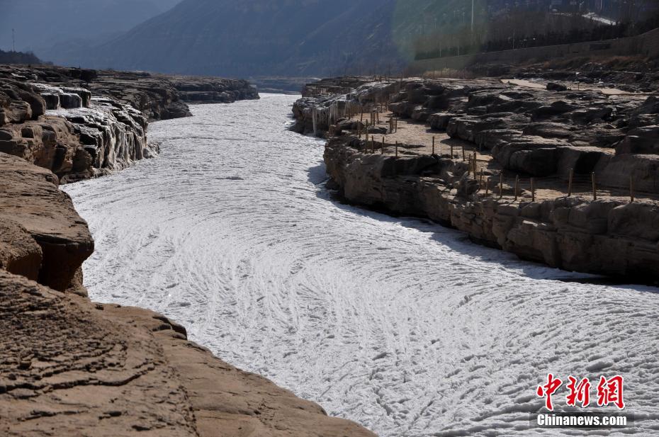 気溫低下で氷に覆われた黃河壺口瀑布の神秘的な光景　山西省