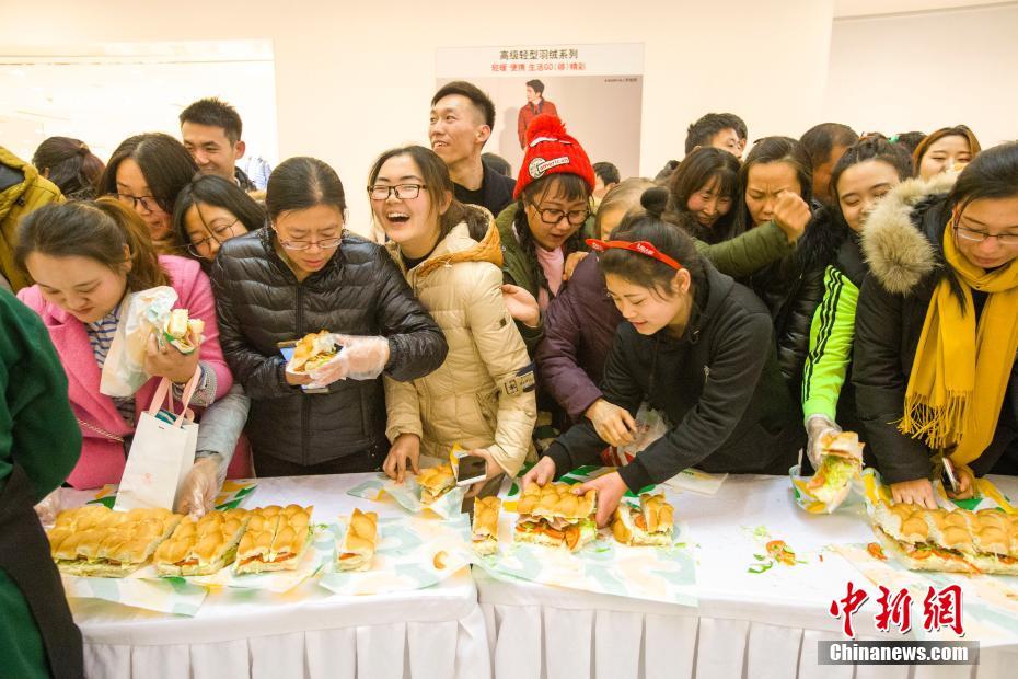 全長約33メートルの巨大サンドイッチ登場　山西省