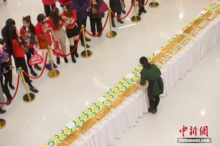 全長約33メートルの巨大サンドイッチ登場　山西省