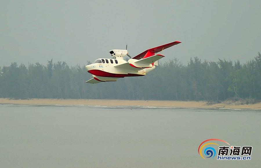 三亜に登場(chǎng)した「空飛ぶ船」、7人乗りで最大速度は時(shí)速210キロ　海南省