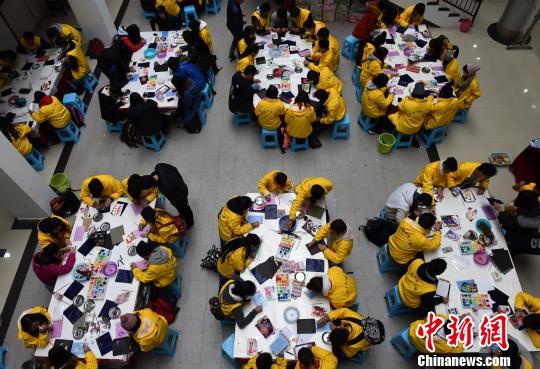 120人の華人の青少年が版畫制作を?qū)Wぶ　重慶市