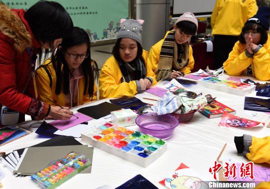 120人の華人の青少年が版畫制作を?qū)Wぶ　重慶市