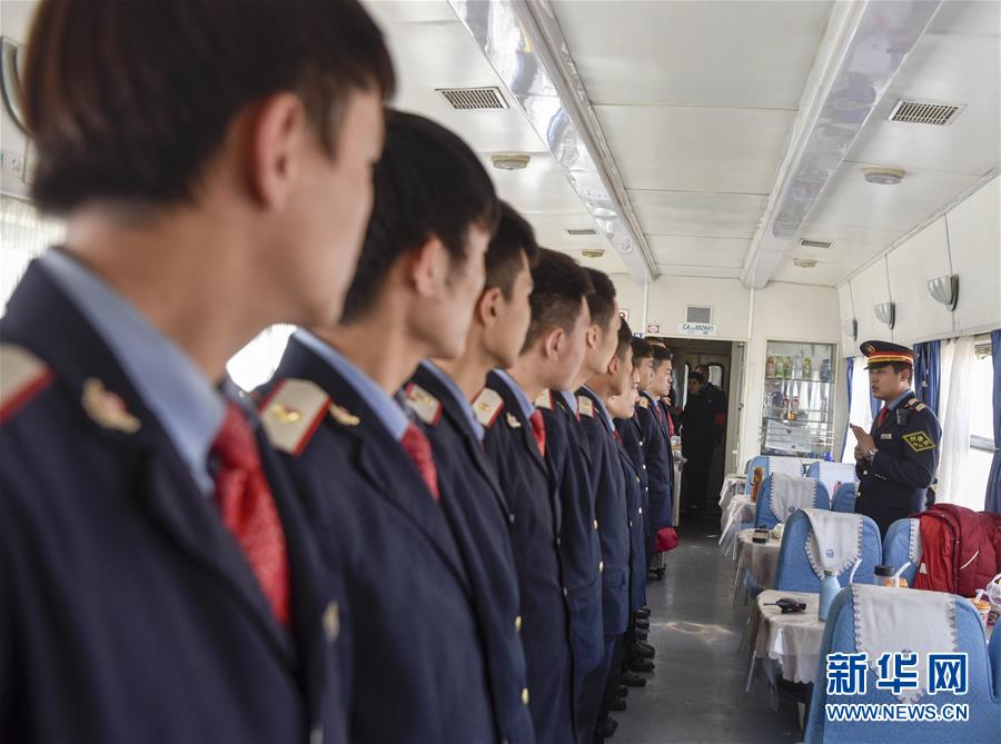 砂漠の端を走る「ミニ普通列車」　和田地區(qū)の移動便利に