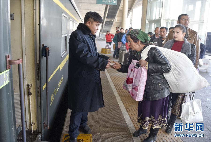 砂漠の端を走る「ミニ普通列車」　和田地區(qū)の移動便利に