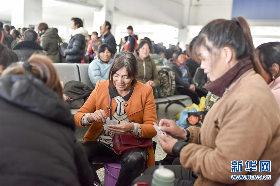 砂漠の端を走る「ミニ普通列車」　和田地區(qū)の移動(dòng)便利に