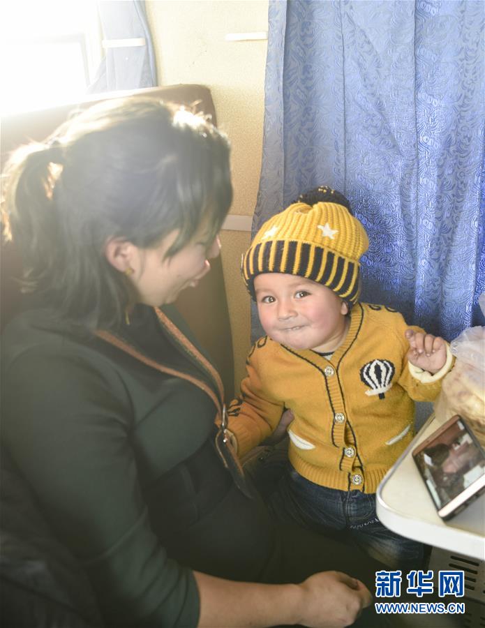 砂漠の端を走る「ミニ普通列車」　和田地區(qū)の移動便利に