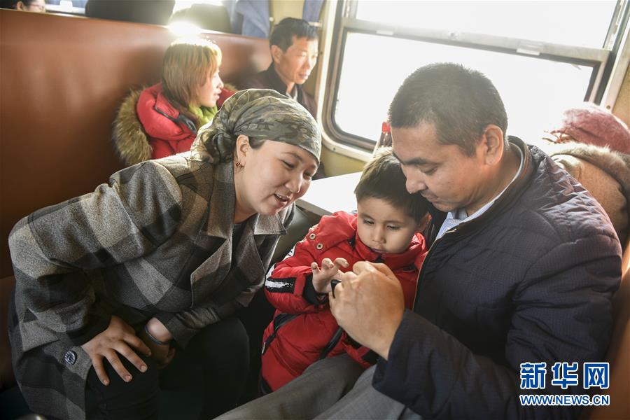砂漠の端を走る「ミニ普通列車」　和田地區(qū)の移動便利に